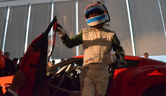 <strong>ASTON MARTIN V12 Zagato｜アストンマーティン V12 ザガート</strong>　『アストンマーティン大阪八光』ショールームのオープニングにあわせ日本上陸