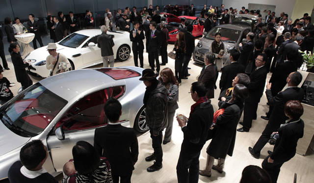 <strong>ASTON MARTIN V12 Zagato｜アストンマーティン V12 ザガート</strong>　『アストンマーティン大阪八光』ショールームのオープニングにあわせ日本上陸