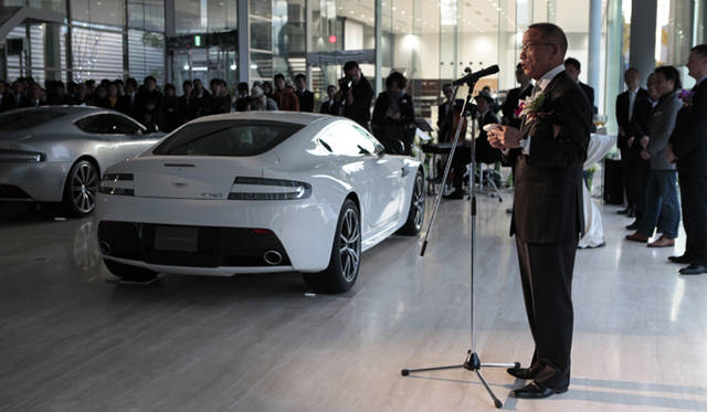 <strong>ASTON MARTIN V12 Zagato｜アストンマーティン V12 ザガート</strong>　『アストンマーティン大阪八光』ショールームのオープニングにあわせ日本上陸