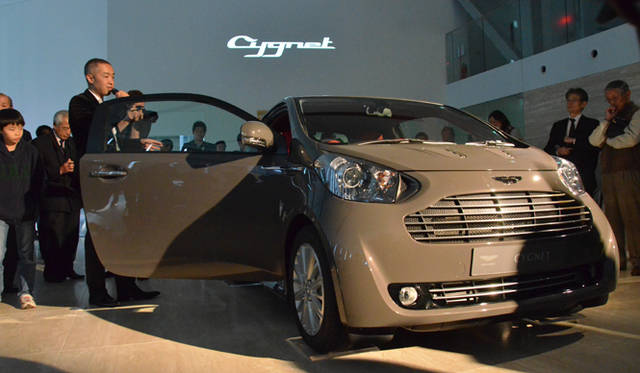 <strong>ASTON MARTIN V12 Zagato｜アストンマーティン V12 ザガート</strong>　『アストンマーティン大阪八光』ショールームのオープニングにあわせ日本上陸