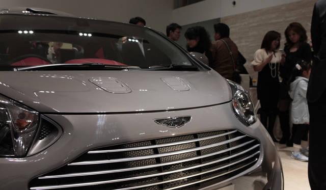 <strong>ASTON MARTIN V12 Zagato｜アストンマーティン V12 ザガート</strong>　『アストンマーティン大阪八光』ショールームのオープニングにあわせ日本上陸