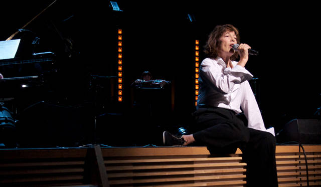 <strong>日本人ミュージシャンと世界をまわるジェーン・バーキン、彼女にとっての音楽、そして愛</strong><br />彼はこれまで自分にとって欠点だと思っていたこと、胸がないことや少年のようだということを、欠点ではないと言い、褒めてくれた。それで私は自信を回復することができたんです。ひと目惚れというのは運命的だけど、あまり長くつづかないように思う。彼は本当に私を愛してくれた。25年間、私に対する誠実な愛情を持ちつづけてくれた。これがひと目惚れなら、恋が冷めてしまったあとに友情は残らないと思うけど、彼とはそのあとも友情がつづきました。