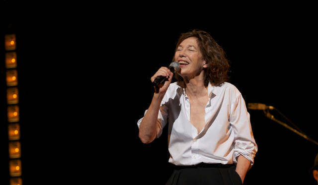 <strong>日本人ミュージシャンと世界をまわるジェーン・バーキン、彼女にとっての音楽、そして愛</strong><br />音楽をとおして意味が浮かびあがってくる。たとえばベルリンでおこなったコンサートのときのように、ノブ（中島ノブユキ）がピアノを弾いて、お客さんが感動して立ち上がったように、なにかをシェアすることでしょうか。