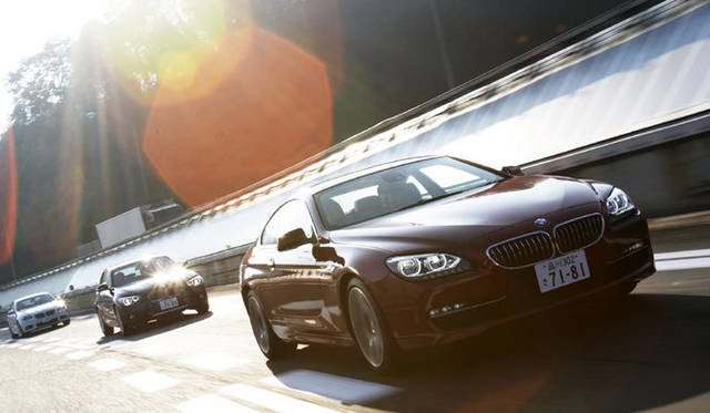 <strong>BMW 最新モデルの価値をさぐる</strong>　手前より6シリーズ、1シリーズ、5シリーズ。