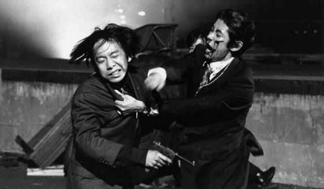 <strong>映画のなかのクルマたち──コメディ篇</strong>　『濱マイクシリーズ 我が人生最悪の時』　写真左／塚本晋也、写真右／永瀬正敏