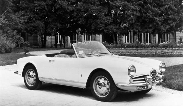 <strong>映画のなかのクルマたち──スリラー篇</strong>　『ジャッカルの日』　アルファロメオ ジュリエッタ スパイダー