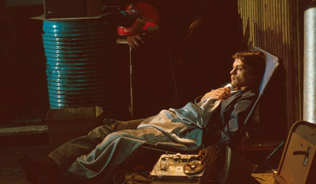 <strong>映画のなかのクルマたち──スリラー篇</strong>　『ディーバ』　ディーバの歌声をナグラ製のテープレコーダーで録った音を聴きかえすシーン。型番は1972年製の「IV-S」。