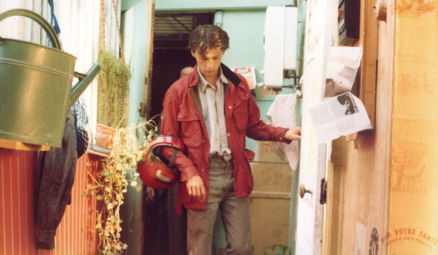 <strong>映画のなかのクルマたち──スリラー篇</strong>　『ディーバ』　ジャケットにはつねにベルスタッフのライディングコートを着用していた。