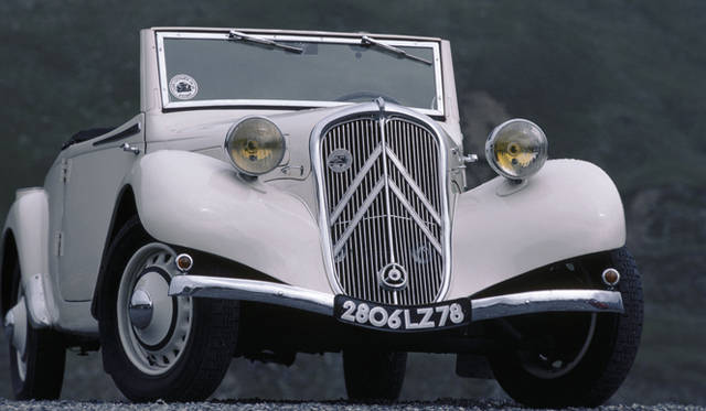 <strong>映画のなかのクルマたち──スリラー篇</strong>　『ディーバ』　シトロエン 11CV。写真はコンバーチブルだが、映画のなかでは、同色のクーペが使用された。