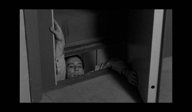 <strong>映画のなかのクルマたち──スリラー篇</strong>　『死刑台のエレベーター』　モーリス・ロネが演じるジュリアン・タベルニエ。