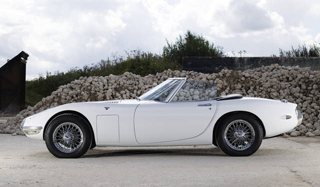 <strong>映画のなかのクルマたち──スリラー篇</strong>　1967年、ルイス・ギルバート監督作品、『007は二度死ぬ』　トヨタ 2000GT コンバーチブル