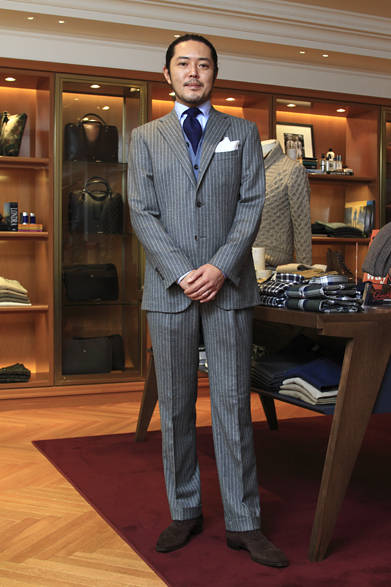 <strong>BEAMS F｜ビームス F </strong>　スーツ9万7650円（ビームスF）、シャツ2万1000円（エリッコ フォルミコラ）、ウエストコート2万5200円（ドルモア）、ネクタイ1万5750円（ルイジ ボレリ）、チーフ3990円（アルバート サーストン）、シューズ17万6400円（ガジアーノ＆ガーリング）