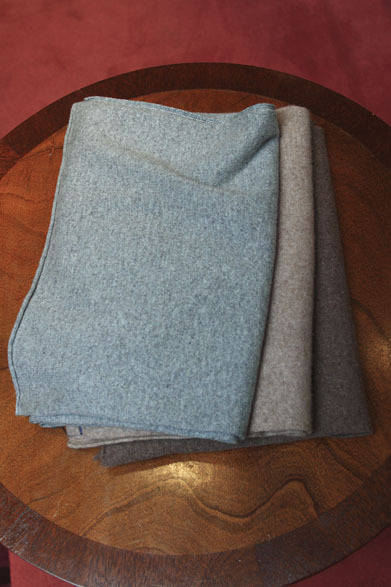 <strong>BEAMS F｜ビームス F </strong>　ストール各2万9400円（NAPOLEONERBA）