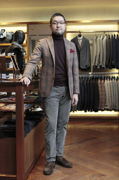 <strong>THE SOVEREIGN HOUSE｜ザ ソブリンハウス</strong>　『ザ ソブリンハウス』 鈴木俊介氏　ジャケット8万6100円（エリコ フォルミコラ）、パンツ3万450円（インコテックス）、チーフ7350円（ドゥース グロワール）、その他私物