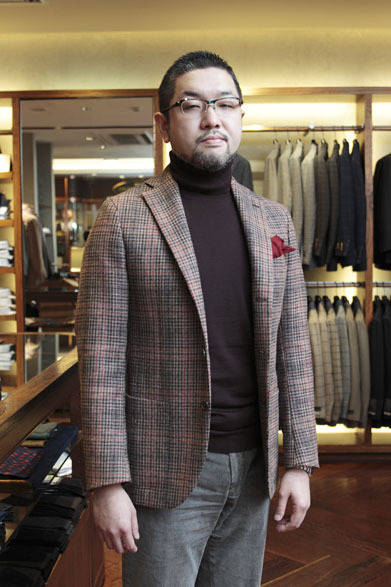 <strong>THE SOVEREIGN HOUSE｜ザ ソブリンハウス</strong>　ジャケット8万6100円（エリコ フォルミコラ）、パンツ3万450円（インコテックス）、チーフ7350円（ドゥース グロワール）、その他私物