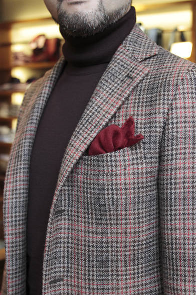 <strong>THE SOVEREIGN HOUSE｜ザ ソブリンハウス</strong>　ジャケット8万6100円（エリコ フォルミコラ）、パンツ3万450円（インコテックス）、チーフ7350円（ドゥース グロワール）、その他私物