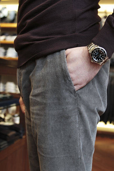 <strong>THE SOVEREIGN HOUSE｜ザ ソブリンハウス</strong>　パンツ3万450円（インコテックス）