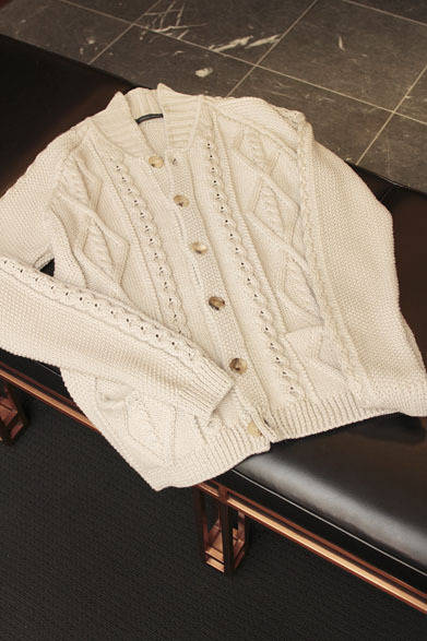 <strong>THE SOVEREIGN HOUSE｜ザ ソブリンハウス</strong>　ニット3万5700円（ロベルト コリーナ）