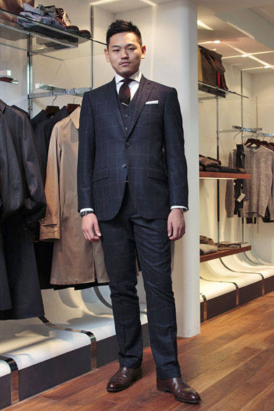 <strong>VULCANIZE LONDON｜ヴァルカナイズ・ロンドン</strong>　『ヴァルカナイズ・ロンドン』 杉本浩一氏 スーツ15万8550円（ハケット ロンドン）、ネクタイ1万2600円（シーワードアンドスターン）、シャツとチーフは私物