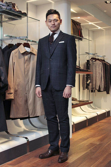<strong>VULCANIZE LONDON｜ヴァルカナイズ・ロンドン</strong>　スーツ15万8550円（ハケット ロンドン）、ネクタイ1万2600円（シーワードアンドスターン）、シャツとチーフは私物