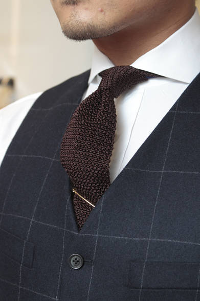 <strong>VULCANIZE LONDON｜ヴァルカナイズ・ロンドン</strong>　ネクタイ1万2600円（シーワードアンドスターン）、シャツとチーフは私物