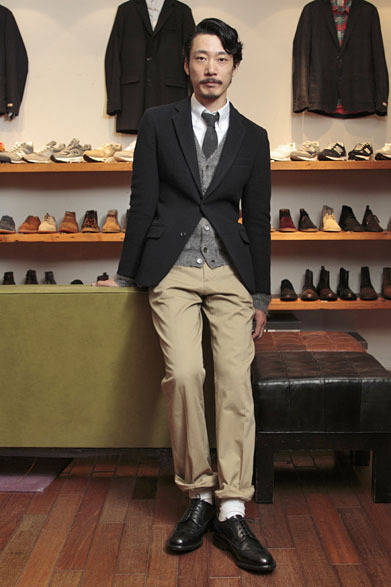 <strong>URBAN RESEARCH｜アーバンリサーチ</strong>　『アーバンリサーチ渋谷店』 及川壮也氏　モッサジャケット2万7300円（URBAN RESEARCH Tailor）、モヘアカーディガン1万1550円、オックスBDシャツ1万290円、ドレスチノ9975円、ソリッドタイ5775円、ロングウィングシューズ2万9400円（すべてURBAN RESEARCH）、スウェードベルト6825円（ESPERANTO）