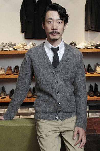 <strong>URBAN RESEARCH｜アーバンリサーチ</strong>　モヘアカーディガン1万1550円、オックスBDシャツ1万290円、ドレスチノ9975円、ソリッドタイ5775円（すべてURBAN RESEARCH）