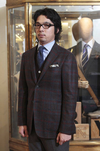 <strong>BARNEYS NEW YORK｜バーニーズ　ニューヨーク</strong>　ジャケット15万7500円（ベルベスト フォー バーニーズ　ニューヨーク）、ニット1万4700円（バーニーズ　ニューヨーク）、タイ1万4700円（ボレリ）、チーフ1万4700円（エトロ）、シャツとパンツは私物