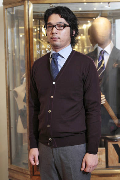 <strong>BARNEYS NEW YORK｜バーニーズ　ニューヨーク</strong>　ニット1万4700円（バーニーズ　ニューヨーク）、タイ1万4700円（ボレリ）