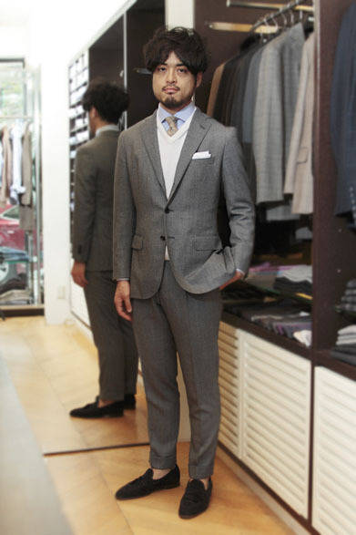 <strong> heliopole HOMME｜エリオポール オム</strong>　『エリオポール 銀座』 三浦祐敬氏　スーツ13万8600円（CARUSO）、ニット1万6800円（David Scott）、シャツ1万9950円（ORIAN）、ウールタイ1万3650円（Fumagalli）、靴6万4050円（CROCKET&JONES）