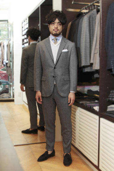 <strong> heliopole HOMME｜エリオポール オム</strong>　スーツ13万8600円（CARUSO）、ニット1万6800円（David Scott）、シャツ1万9950円（ORIAN）、ウールタイ1万3650円（Fumagalli）、靴6万4050円（CROCKET&JONES）