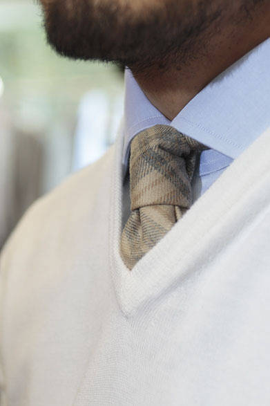 <strong> heliopole HOMME｜エリオポール オム</strong>　ニット1万6800円（David Scott）、シャツ1万9950円（ORIAN）、ウールタイ1万3650円（Fumagalli）