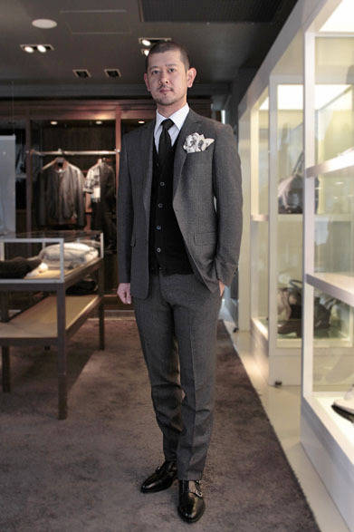 <strong>DESIGNWORKS｜デザインワークス</strong>　『デザインワークス コンセプトストア青山店』 杉本裕樹氏　ジャケット6万900円、カーディガン1万9950円、シャツ1万9950円、スラックス2万9400円、ニットタイ1万1550円、ペイズリーチーフ7980円、ダブルモンクシューズ3万7800円（すべてデザインワークス）