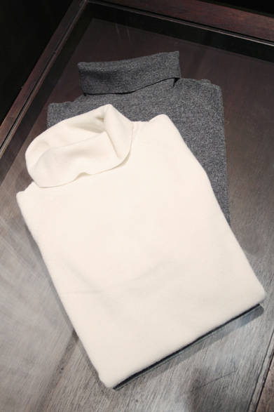 <strong>DESIGNWORKS｜デザインワークス</strong>　タートルネックニット各2万2050円（デザインワークス）