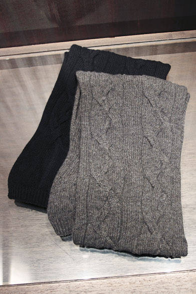 <strong>DESIGNWORKS｜デザインワークス</strong>　ケーブルマフラー各3万3600円（トラサルディ1911）