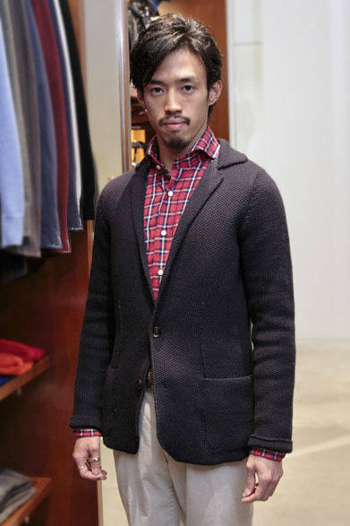 <strong>ESTNATION｜エストネーション</strong>　ニットジャケット4万3050円（オルランディーニ）、シャツ2万5200円（オリアン）、パンツ3万3600円（PT01）