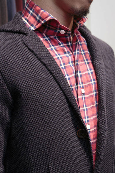 <strong>ESTNATION｜エストネーション</strong>　ニットジャケット4万3050円（オルランディーニ）、シャツ2万5200円（オリアン）