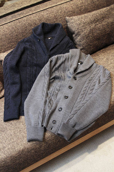 <strong>ESTNATION｜エストネーション</strong>　ショールカラーニット各2万6250円（エストネーション）