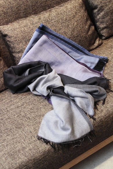 <strong>ESTNATION｜エストネーション</strong>　ストール各1万500円（エストネーション）