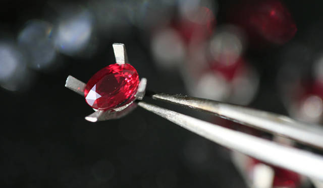 <strong>ヴァン クリーフ＆アーペル｜2012年2月にジュエリーの学校をパリに創設</strong>