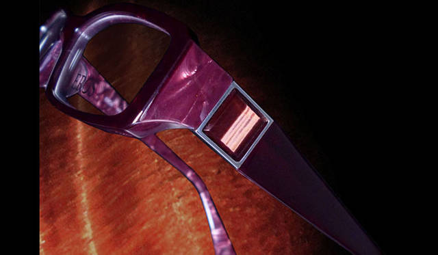 <strong>EROS｜エロス</strong>　好評の天然石シリーズ第4弾「レッドタイガーアイ」モデル。左テンプルにはレッドタイガーアイの天然石が、右テンプルには石に込められたデザイナーの想いが刻印されている。1万9950円（EE22931）