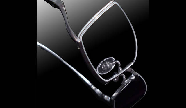 <strong>EROS｜エロス</strong>　有機的な流れが特徴で、バネ性に富むβ-Titaniumの特性を活かした抜群のかけ心地。1万9950円（EE22930）