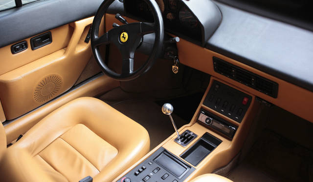 <strong>あなたのクルマ 見せてください　第２回｜木村英智×フェラーリ モンディアルTカブリオレ</strong>　シートの革を汚さないため、このクルマに乗るときはジーンズを穿かないという