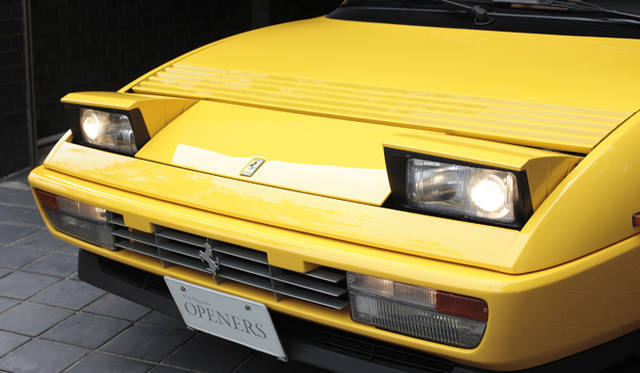 <strong>あなたのクルマ 見せてください　第２回｜木村英智×フェラーリ モンディアルTカブリオレ</strong>　古さとあたらしさが混ざり合うという角型のヘッドランプ