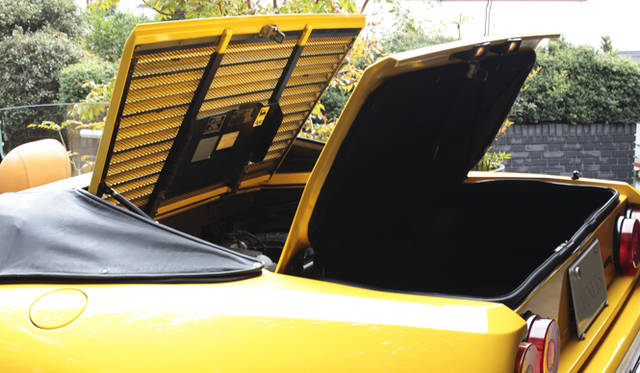 <strong>あなたのクルマ 見せてください　第２回｜木村英智×フェラーリ モンディアルTカブリオレ</strong>　エンジンルームの後ろには十分なスペースをもつラゲッジが