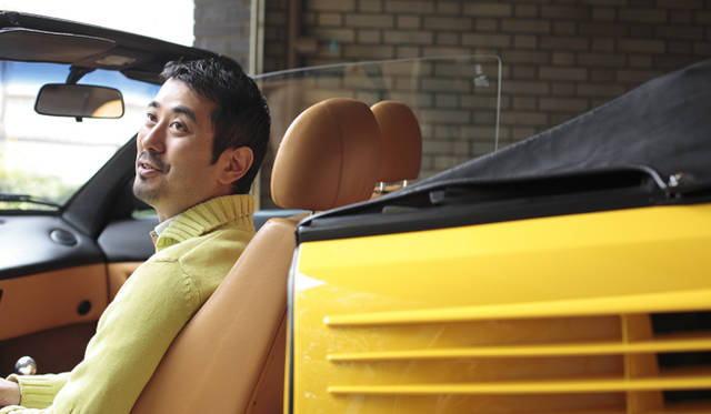 <strong>あなたのクルマ 見せてください　第２回｜木村英智×フェラーリ モンディアルTカブリオレ</strong>　シートに座るだけでもご満悦という木村さん