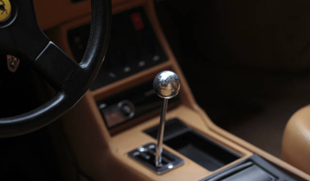 <strong>あなたのクルマ 見せてください　第２回｜木村英智×フェラーリ モンディアルTカブリオレ</strong>　シフトストロークの長さは少し古いフェラーリに共通するもの