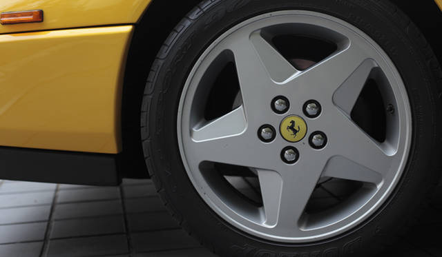 <strong>あなたのクルマ 見せてください　第２回｜木村英智×フェラーリ モンディアルTカブリオレ</strong>　ホイールは純正では328と共通するが、木村さんは348のものに履き替えていて、周囲の評価も高いという