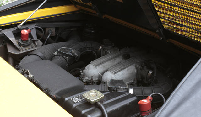 <strong>あなたのクルマ 見せてください　第２回｜木村英智×フェラーリ モンディアルTカブリオレ</strong>　「T」からリアミッドシップに縦置きに搭載されることになったエンジンは3.4リッターに拡大されたDOHCユニットで、最高出力300PS、最大トルク31.6kgmというもの