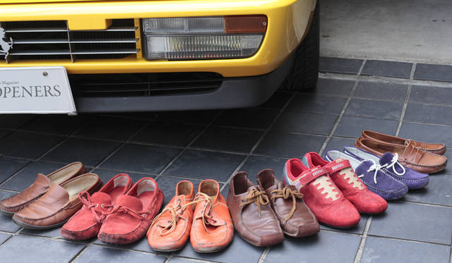 <strong>あなたのクルマ 見せてください　第２回｜木村英智×フェラーリ モンディアルTカブリオレ</strong>　イタリアに行くたびに買い集めてくるというカラフルなドライビングシューズ。フェラーリに乗るときはもちろんこれに履き替える